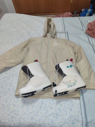 Chaqueta y botas de nieve