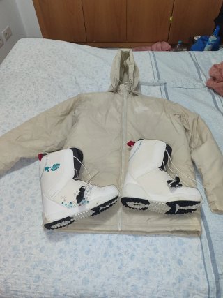 Chaqueta y botas de nieve