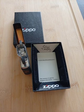 Isqueiro Zippo com foto de guitarrista