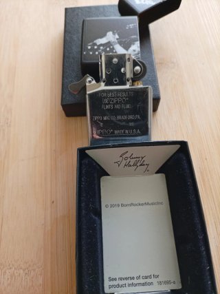 Isqueiro Zippo com foto de guitarrista