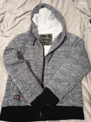 Chaqueta Koroshi gris y negra con forro polar