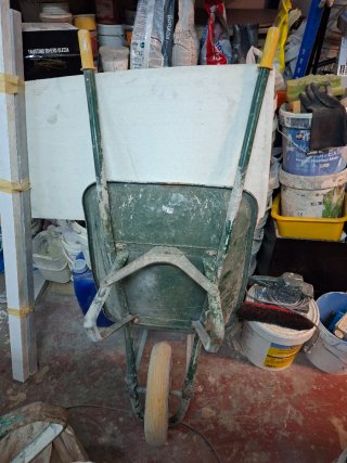 Carretilla de obra verde