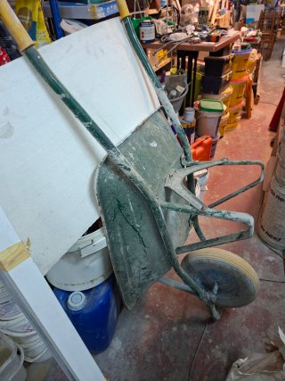 Carretilla de obra verde