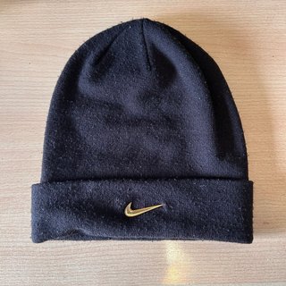 Gorro Nike Negro con Logo Dorado. Una talla