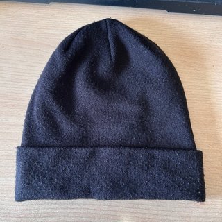 Gorro Nike Negro con Logo Dorado. Una talla