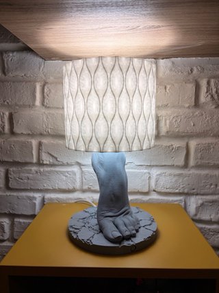Lampada da tavolo a forma di piede