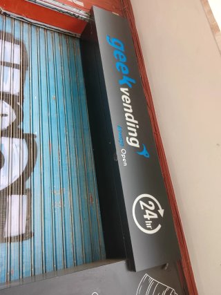 Cartel y bandera con luz LED
