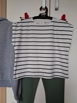 Lote: Sudadera gris, camiseta rayas y leggings