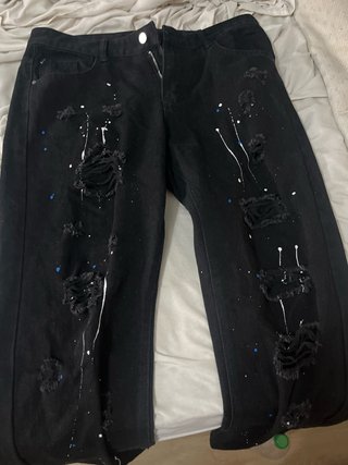 Pantalones vaqueros negros rotos y pintados