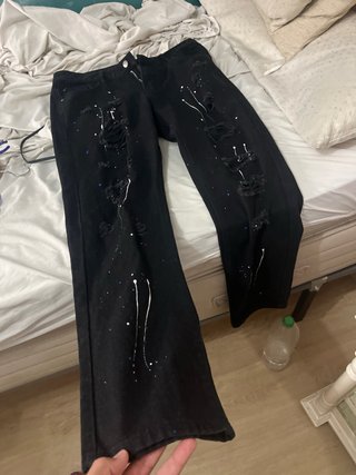 Pantalones vaqueros negros rotos y pintados
