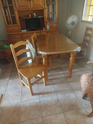 Mesa de cocina y 4 sillas de madera