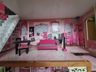Casa de muñecas rosa con accesorios