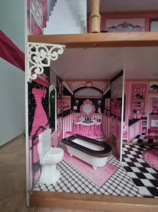 Casa de muñecas rosa con accesorios