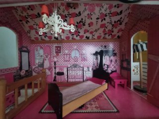 Casa de muñecas rosa con accesorios