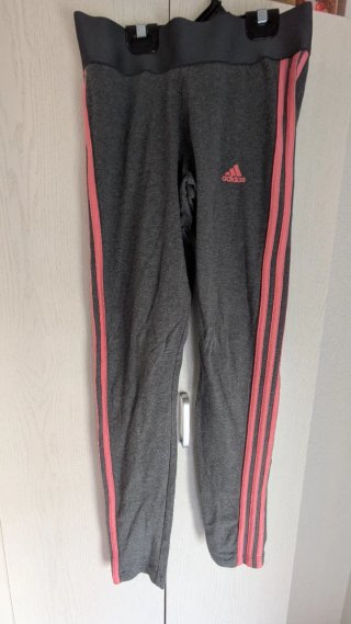 Mallas Adidas grises con detalles rosas
