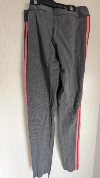 Mallas Adidas grises con detalles rosas