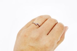 Anillo de oro blanco de 18k. Ref:069-01-00751