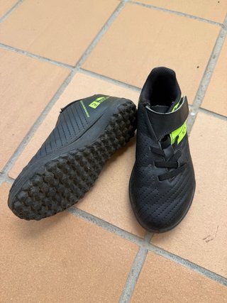 Botas de fútbol niño negras y verde