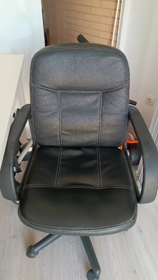 Se regala silla de oficina negra para recoger