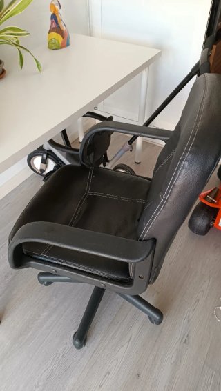 Se regala silla de oficina negra para recoger