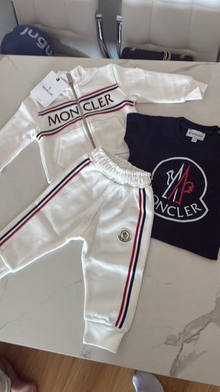 Chándal Moncler niño blanco y azul. Talla 3-6