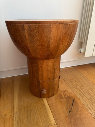 Mesitas de noche de madera con puertas