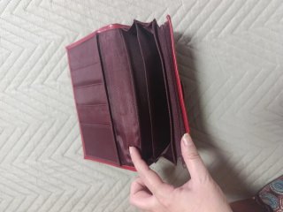 Cartera de mujer rojo, con cierre de botón