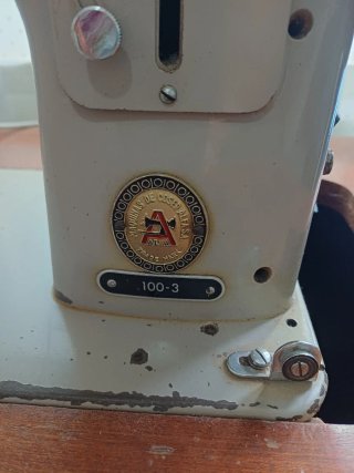 Máquina de coser Alfa antigua, con motor eléctrico