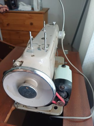 Máquina de coser Alfa antigua, con motor eléctrico