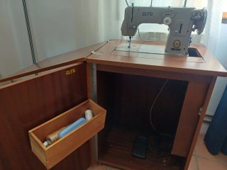 Máquina de coser Alfa antigua, con motor eléctrico