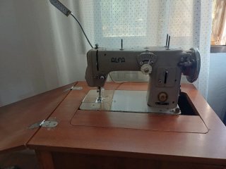 Máquina de coser Alfa antigua, con motor eléctrico