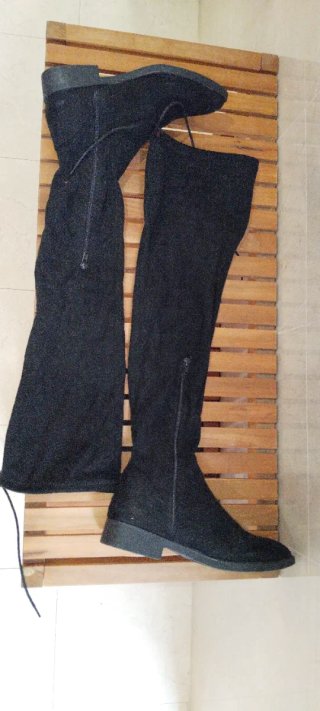 Botas altas mujer tipo calcetín de color negras.