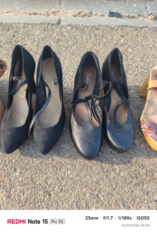 Zapatos de fiesta negros y marrones