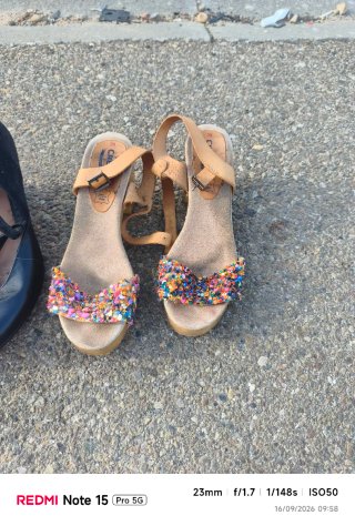 Zapatos de fiesta negros y marrones