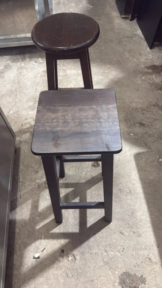 Taburete de madera oscuro