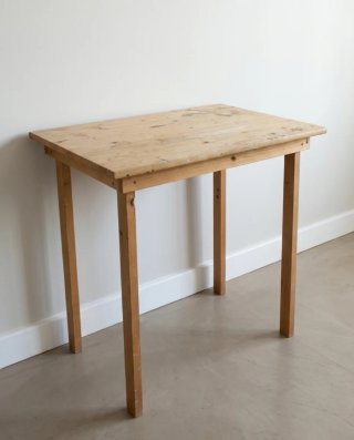 Mesa de madera de pino hecha por carpintero 50x70