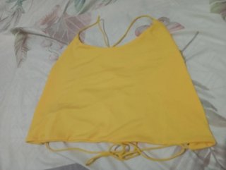 Crop top amarillo con tirantes y espalda cruzada