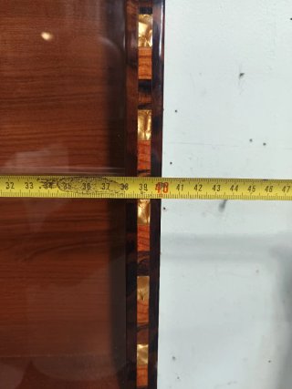 Vetrina in legno radica