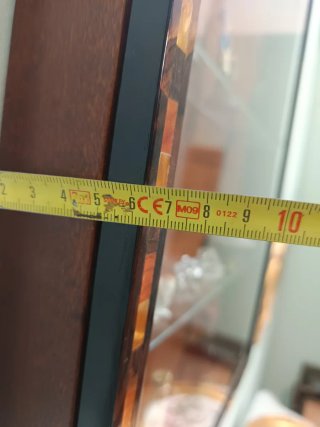 Vetrina in legno radica