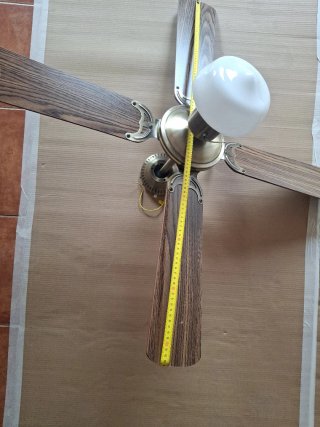 Ventilador de techo con luz y aspas de madera.
