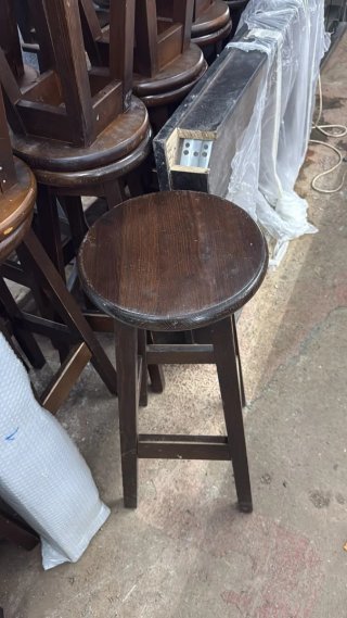Taburete de madera oscuro