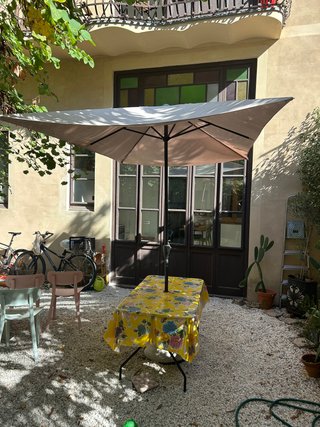 Mesa de jardín con sombrilla