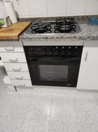 Horno eléctrico y encimera de gas Teka