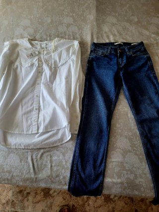 Camisa blanca y vaqueros azules