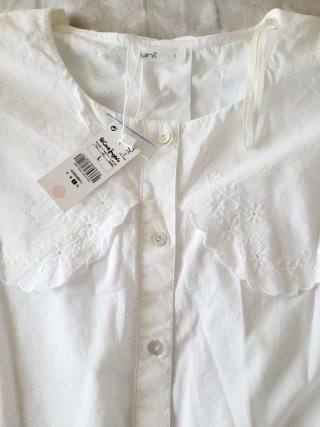 Camisa blanca y vaqueros azules