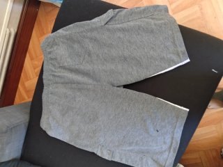 Pantalones cortos grises y blancos