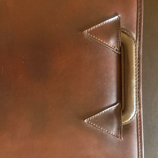Cartera porta documentos marrón con detalle dorado