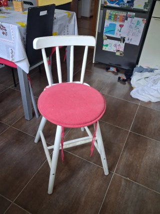 Silla infantil blanca con cojín rojo