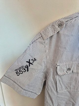Camisa de rayas azul y blanca corta