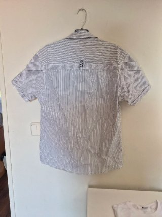 Camisa de rayas azul y blanca corta